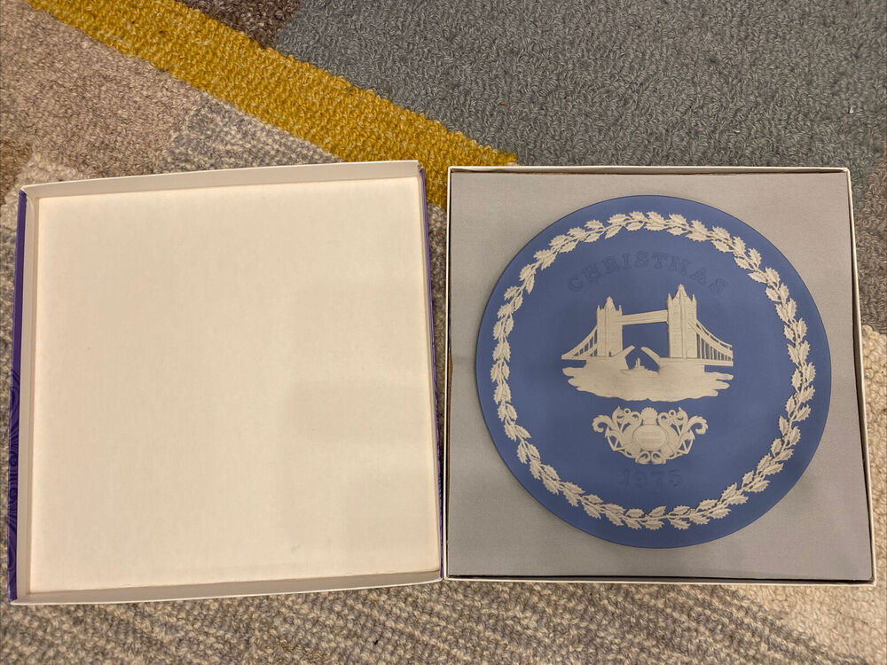 1975 Christmas Plate Wedgwood Jasper Ware 8.25" Tower Bridge Jasperware